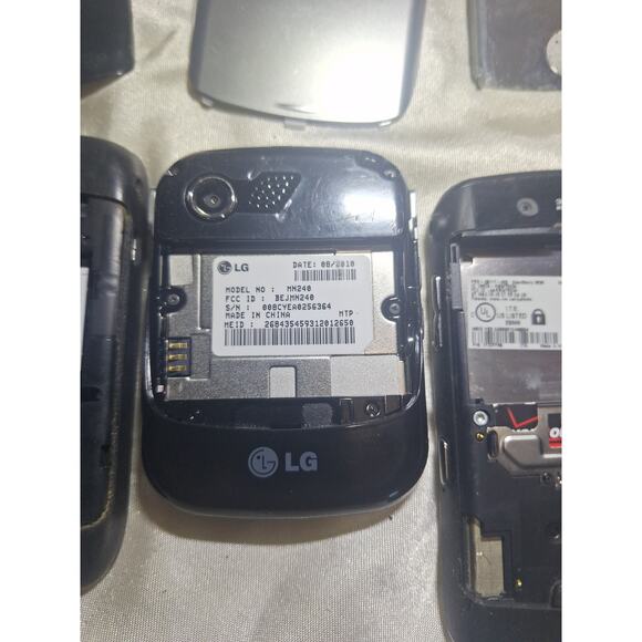 Vintage Cell Phone Lot – BlackBerry Curve 8530, Storm2 9550, LG MN240 Parts Only - Picture 5 of 7
